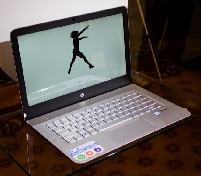 Laptop_HP_Envy_13__D020TU_Thiet_ke_nhe_am_thanh_BO_1