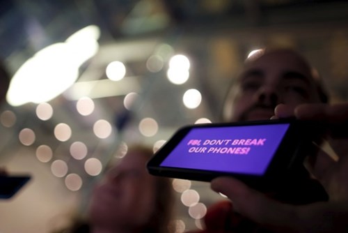 A man displays a protest message on his iPhone at a small rally in support of Apple's refusal to help the FBI access the cell phone of a gunman involved in the killings of 14 people in San Bernardino, in Santa Monica, California, United States, February 23, 2016. REUTERS/Lucy Nicholson - RTX28AIA