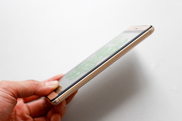 “Đập hộp” smartphone FPT X505