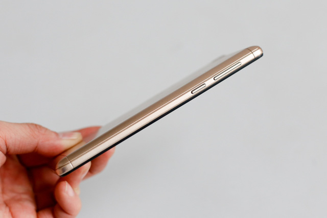 “Đập hộp” smartphone FPT X505