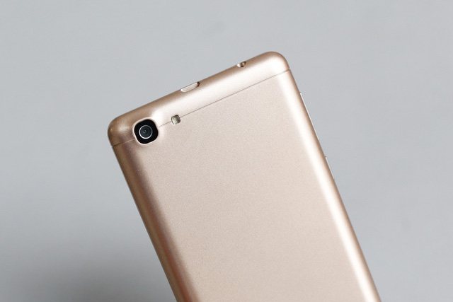 “Đập hộp” smartphone FPT X505