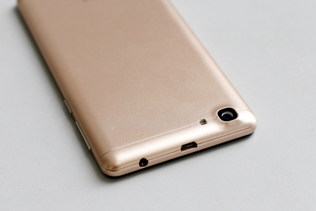 “Đập hộp” smartphone FPT X505