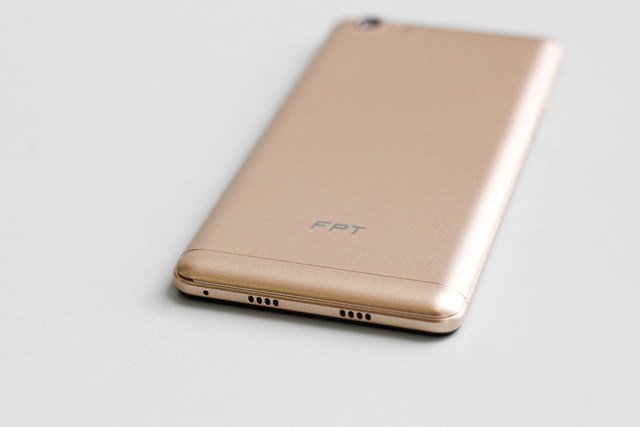 “Đập hộp” smartphone FPT X505