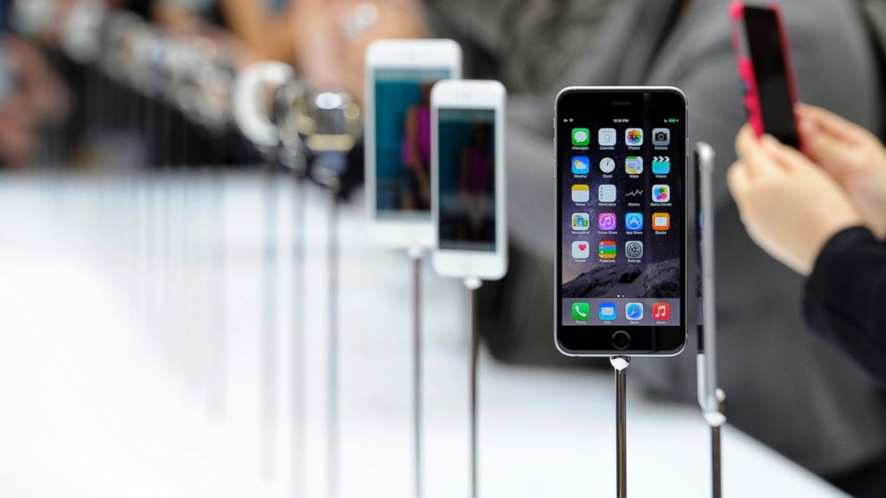 Doanh số của Apple thụt giảm lần đầu tiên trong 13 năm, cổ phiếu tụt 8%