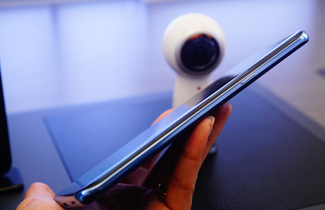Trên tay Galaxy S8 và S8 Plus màn hình 