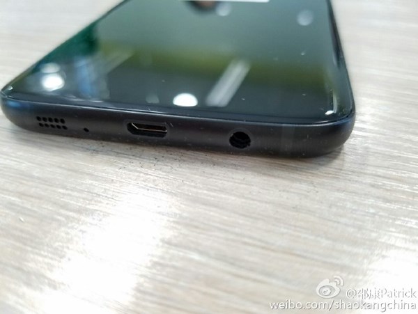 glossy-black-galaxy-s7-edge-leaks-2