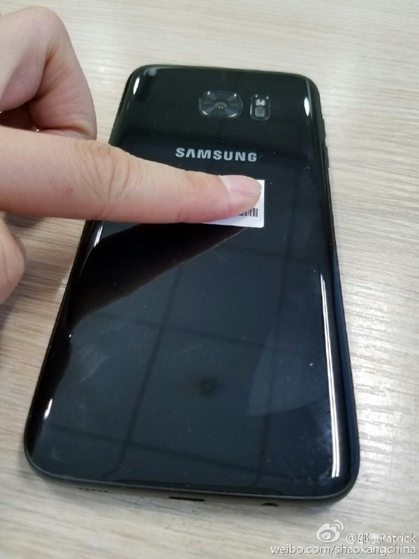 glossy-black-galaxy-s7-edge-leaks-3
