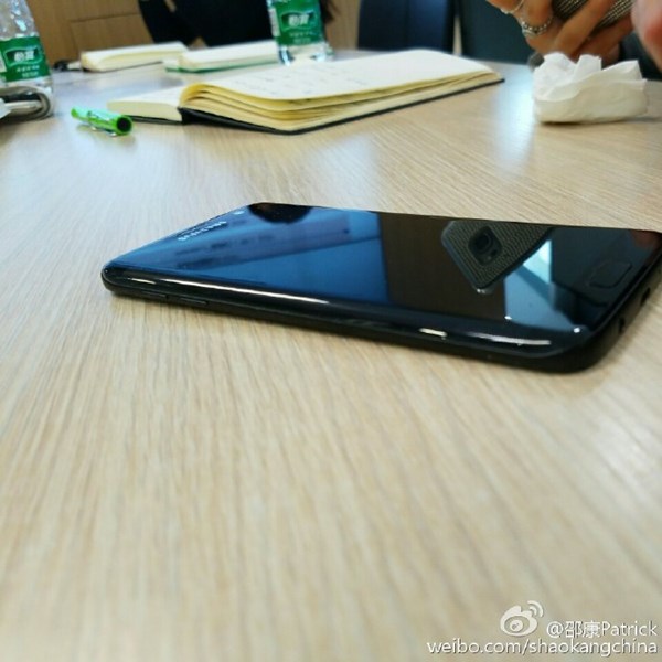 glossy-black-galaxy-s7-edge-leaks-4