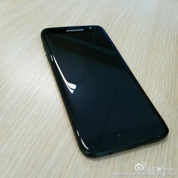 glossy-black-galaxy-s7-edge-leaks-5