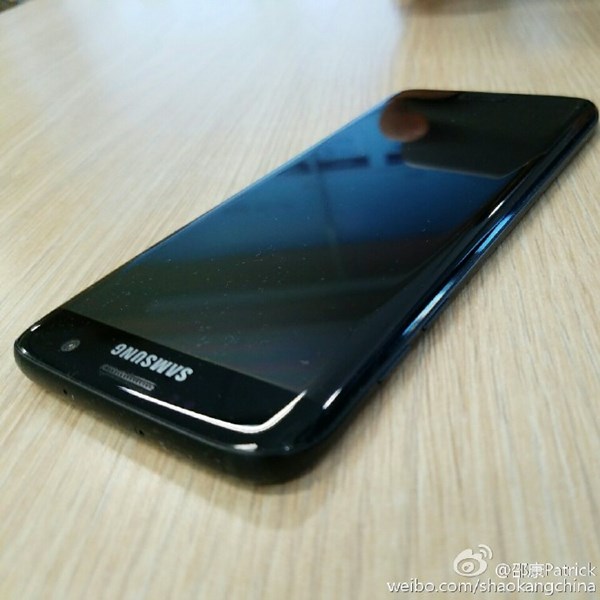 glossy-black-galaxy-s7-edge-leaks-7