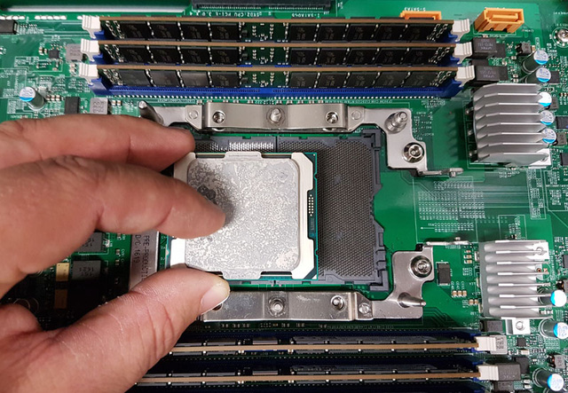 intel-lga-3647-socket-vs-lga-2011-3-1479761850698