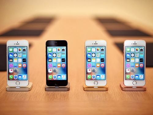 A set of iPhone SE handsets are seen on display during a media event at Apple headquarters in Cupertino, California on March 21, 2016. The new iPhone SE will debut at $399 for US customers without a contract subsidy, a significant cut from the price of its larger iPhones. / AFP / Josh Edelson (Photo credit should read JOSH EDELSON/AFP/Getty Images)