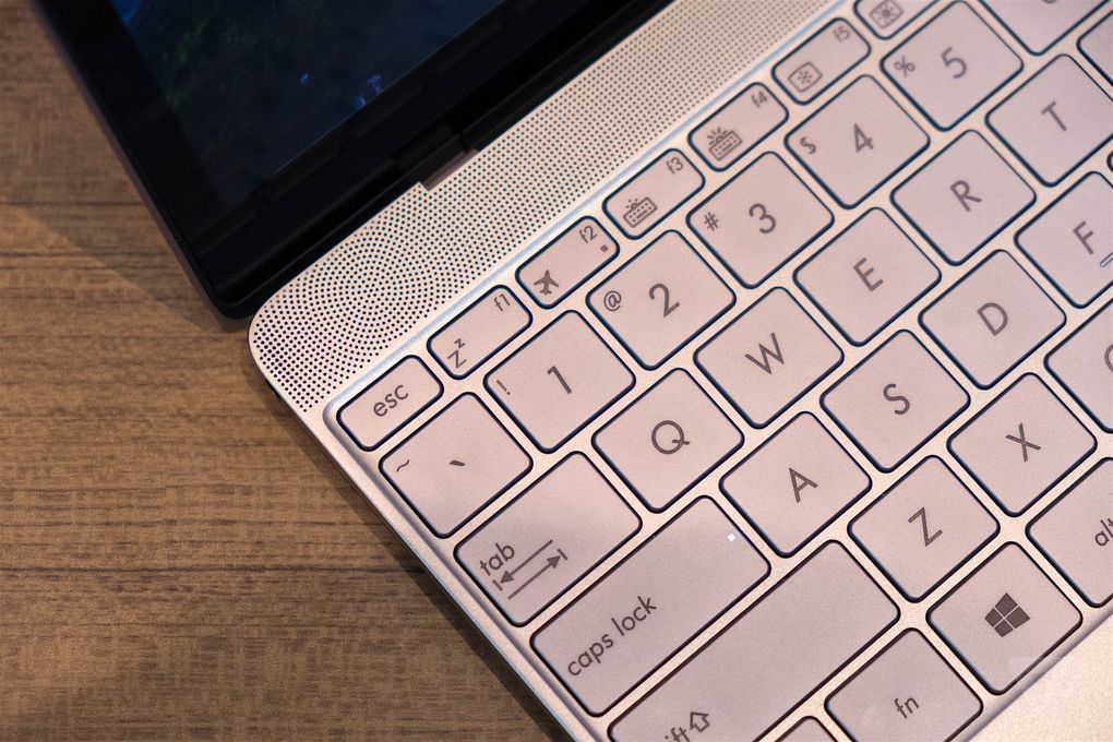 Laptop mỏng nhất thế giới của Asus đặt cạnh Macbook mới nhất của Apple