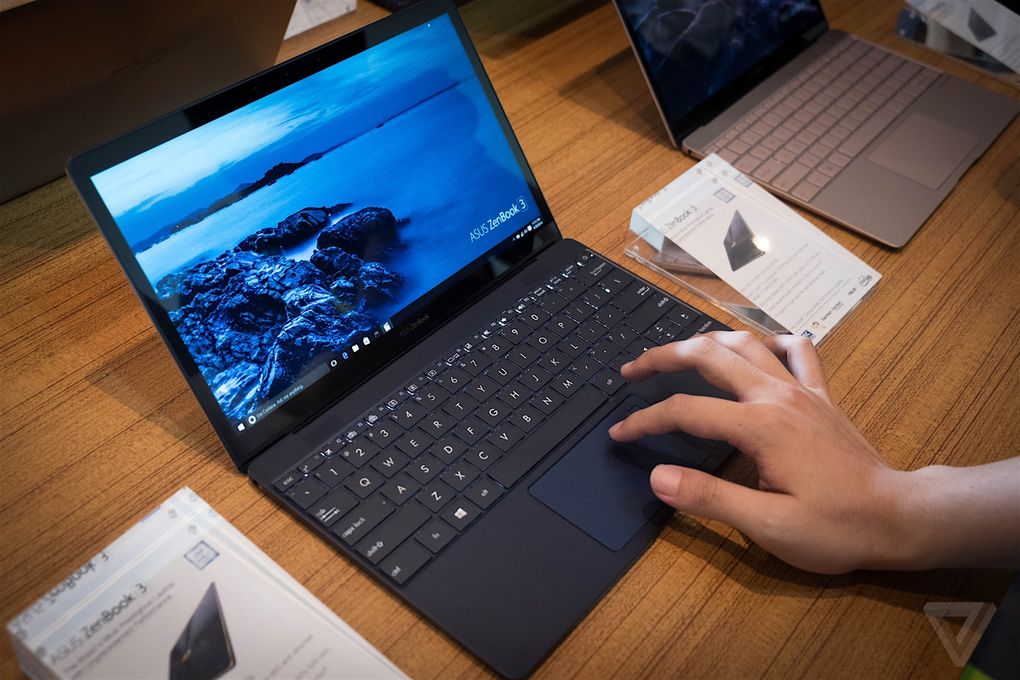 Laptop mỏng nhất thế giới của Asus đặt cạnh Macbook mới nhất của Apple