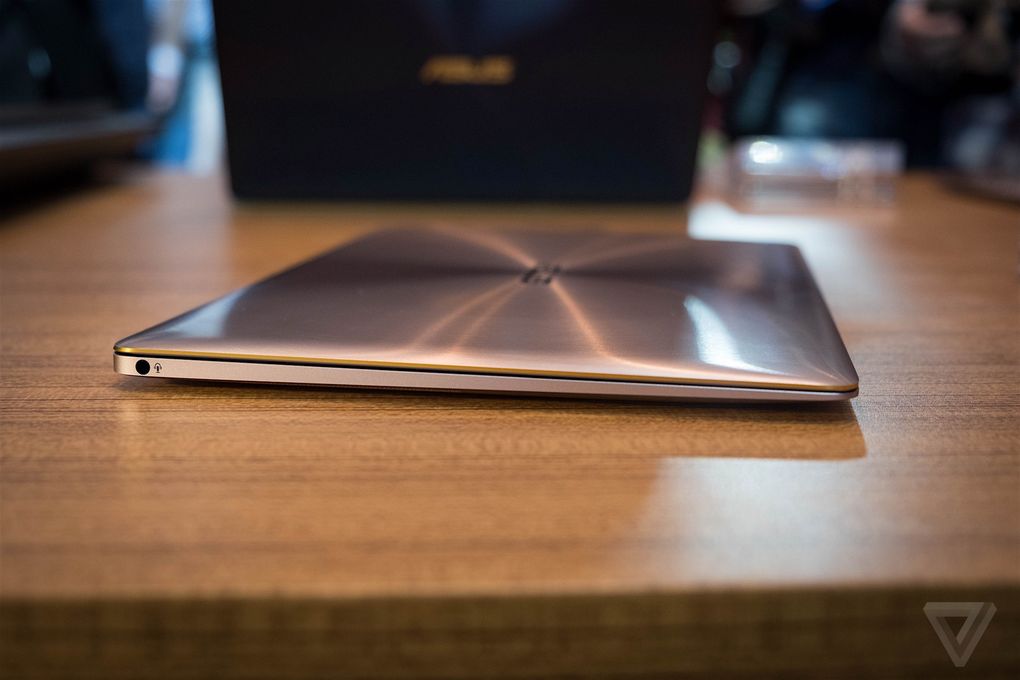 Laptop mỏng nhất thế giới của Asus đặt cạnh Macbook mới nhất của Apple
