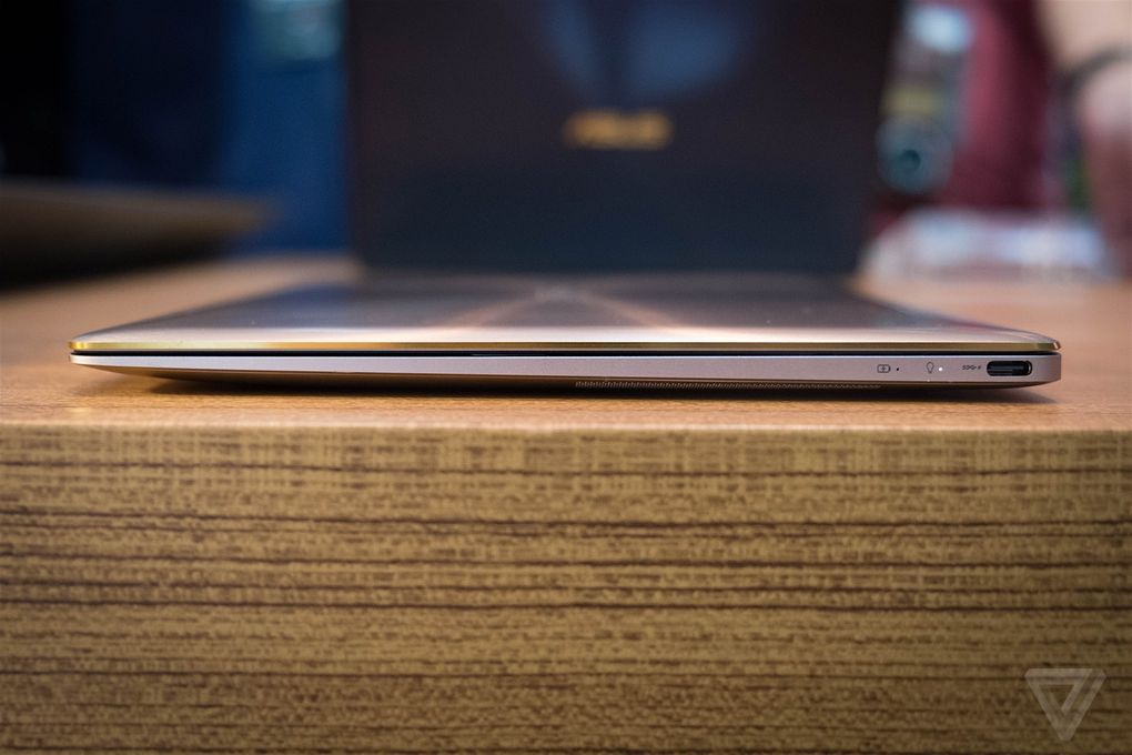 Laptop mỏng nhất thế giới của Asus đặt cạnh Macbook mới nhất của Apple