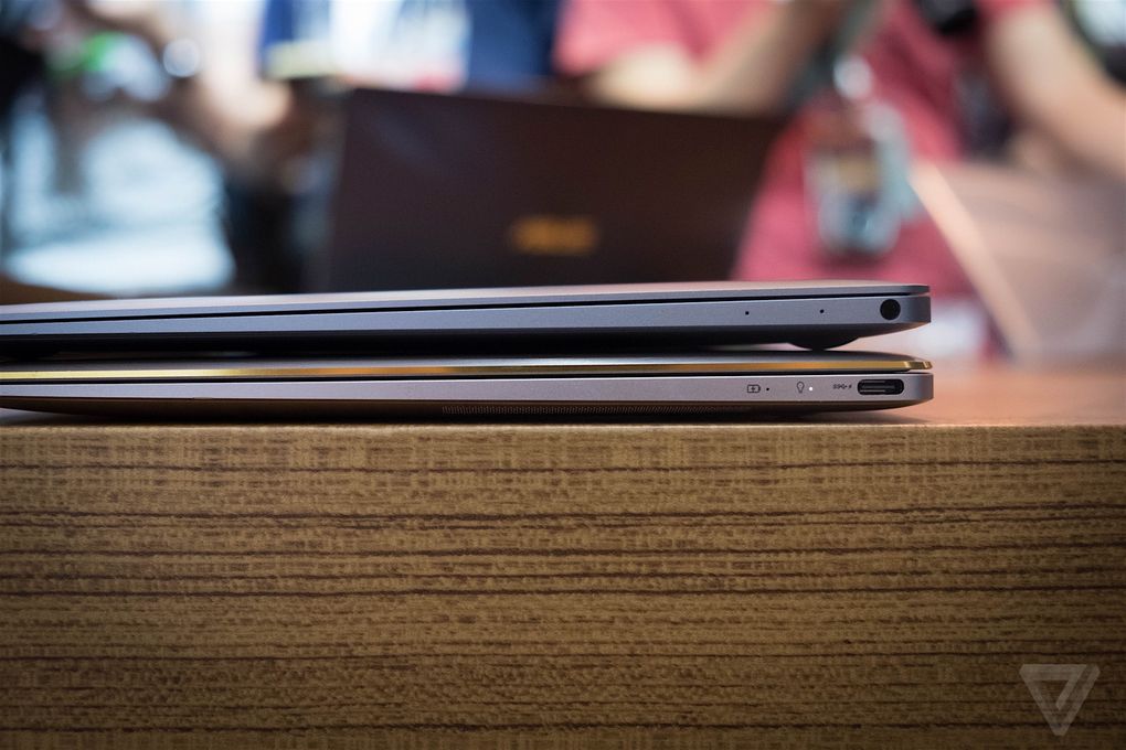 Laptop mỏng nhất thế giới của Asus đặt cạnh Macbook mới nhất của Apple