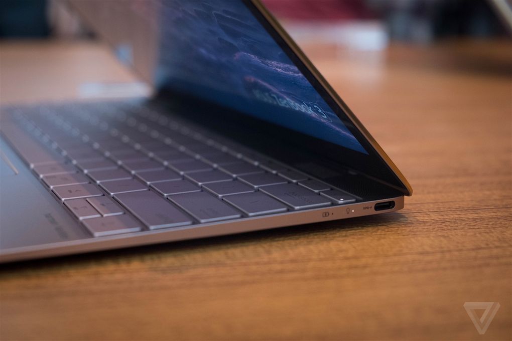 Laptop mỏng nhất thế giới của Asus đặt cạnh Macbook mới nhất của Apple