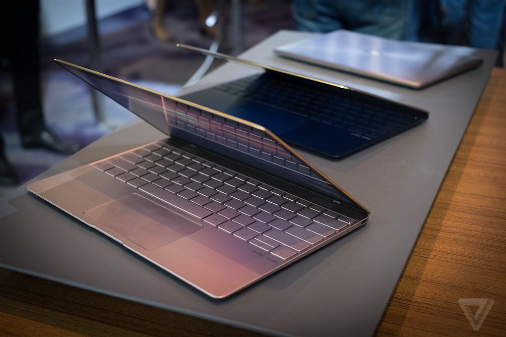 Laptop mỏng nhất thế giới của Asus đặt cạnh Macbook mới nhất của Apple