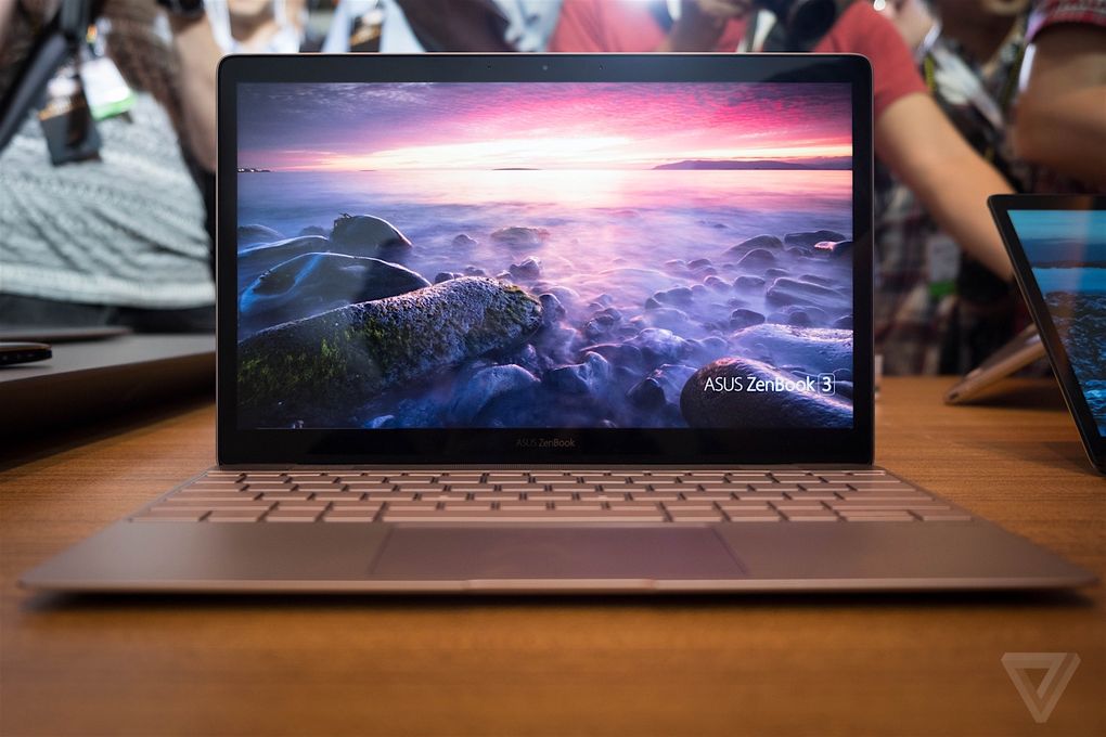 Laptop mỏng nhất thế giới của Asus đặt cạnh Macbook mới nhất của Apple