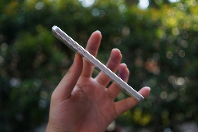 Lựa chọn smartphone trung cấp với thiết kế cao cấp