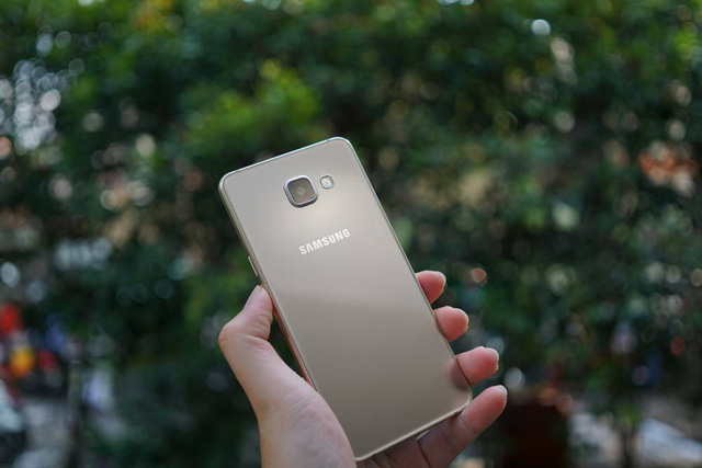 Lựa chọn smartphone trung cấp với thiết kế cao cấp