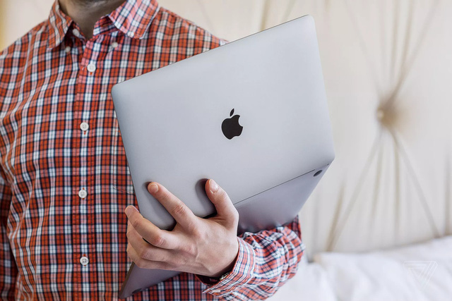 Bị tạp chí danh tiếng chê MacBook pin kém, Apple “sửng cồ”