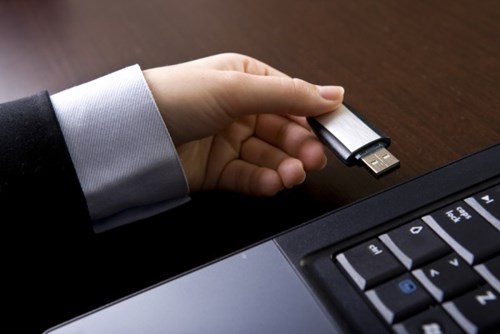 man-hand-usb-flash-laptop-drive-business-suit-600x400