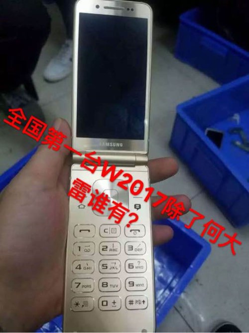 more-leaked-images-of-samsungs-high-end-android-clamshell-3