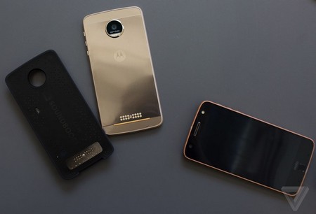 Motorola ra mắt bộ đôi smartphone với khả năng nâng cấp phần cứng tiện lợi