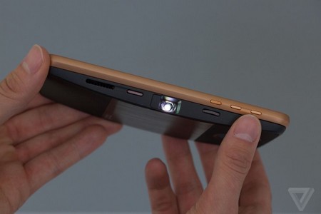 Motorola ra mắt bộ đôi smartphone với khả năng nâng cấp phần cứng tiện lợi