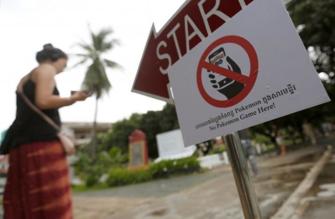 B£o tàng Tuol Sleng ß Campuchia tr°ng biÃn c¥m ng°Ýi ch¡i Pokemon Go trong khu vñc b£o tàng ¢nh: REUTERS