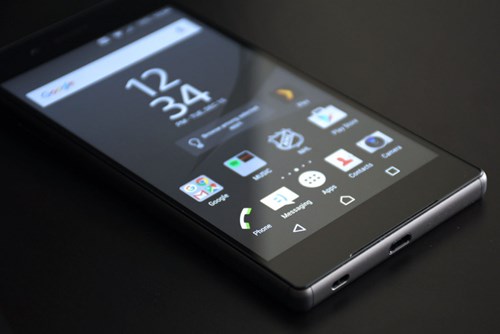 sony-xperia-smartphone-facing-quadrooter