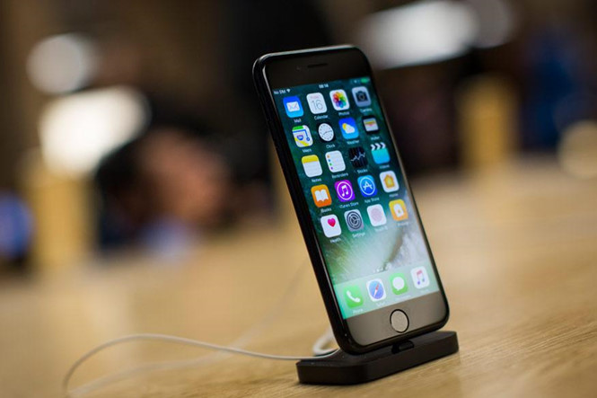 the-new-iphone-7-smartphone_jvkk