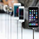 Doanh số của Apple thụt giảm lần đầu tiên trong 13 năm, cổ phiếu tụt 8%